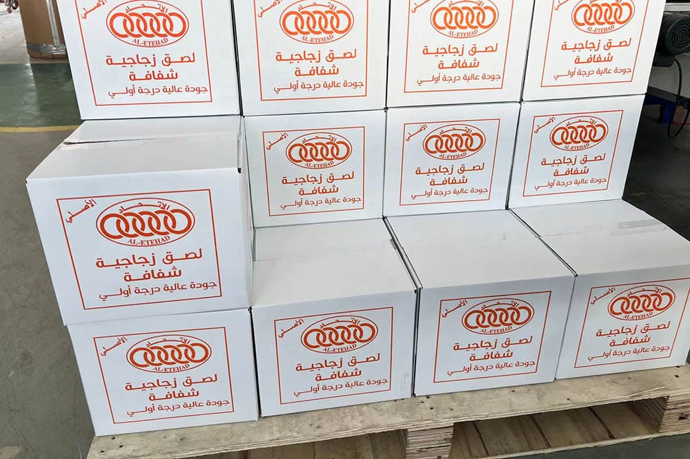 Heavy-duty export cartons printed with Arabic shipping mark stacked on wooden pallet
